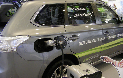 



Autos stehen 95 % des Jahres in Parkposition. Durch eine kontrollierte Ein- und Rückspeisung – egal ob in das eigene Haus oder ins öffentliche Netz – könnten Elektro-Fahrzeuge künftig zu Goldeseln werden. 
