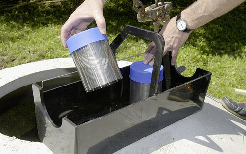 



Filter im Regenspeicher: Nach dem Öffnen der Abdeckung sind diese zur Reinigung leicht zu erreichen.

