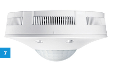 
Präsenzmelder PD-Atmo (Esylux): Als Beitrag zu mehr Energieeffizienz und Kosteneinsparung sieht der Hersteller den Präsenzmelder PD-Atmo 360i/8 O KNX, der für das Bad oder andere Räume mit hoher Luftbelastung konzipiert ist. Die Funktionen von Heizung, Klimaanlage, Fenster und Beleuchtung werden von seiner umfangreichen Multisensorik via Bussystem KNX mit Informationen versorgt, damit die bestehende Smarthouse-Technologie arbeiten kann. 
