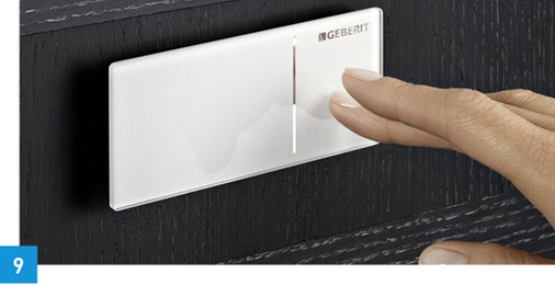 
WC-Betätigungsplatte Typ 70 von Geberit: Die Fernbetätigung für die Zwei-Mengen-Spülung ermöglicht eine an Nutzerbedürfnisse angepasste Toiletteneinrichtung. Die Platte kann bis zu 1,5 m vom Spülkasten entfernt montiert werden und benötigt keine Hilfsenergie. Das pneumatische System kommt mit einem sanften Hub aus. Das Tastenfeld macht durch eine große und kleine Fläche intuitiv deutlich, wie man die unterschiedlichen Spülmengen auslösen kann.
