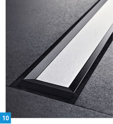 
Duschrinne CleanLine von Geberit: Ohne Abdeckung und Rinnenkörper kommt diese Entwässerung aus, was die Reinigung einfach macht. Ein Kammsystem verhindert die Verstopfung des Abflusses. Einen optischen Kontrast bildet der dunklere Randbereich, in den die Siphonöffnungen integriert sind. Eine vormontierte Folie für die Verbundabdichtung erleichtert die fehlerfreie Installation.
