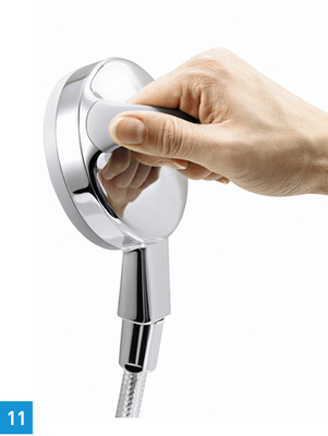 
Duschbrause Hansamedijet Flex von Hansa: Den ergonomisch gestalte-ten Duschkopf mit rückwärtigem Griff kann man aufgrund diverser Haltemöglichkeiten vielseitig nutzen. Das kann nicht nur für den Eigenbedarf sein, auch das Abbrausen einer anderen Person wäre komfortabel. Drehbarer Griff, Soft-Touch-Oberfläche und die ausgewogene Gewichtsverteilung sind weitere Merkmale. 
