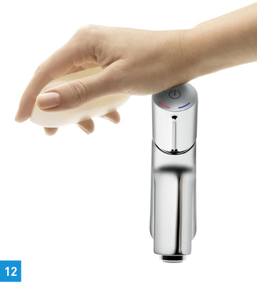 
Waschtisch-Armatur Talis Select S 100 von Hansgrohe: Bei der Armatur mit sanften abgerundeten Übergängen reicht bereits ein leichtes Antippen, um den Wasserstrahl auszulösen und auch ebenso zu stoppen. Diese Funktion ist ohne besondere Kraftanstrengung möglich. Auch wird man nicht lange suchen, um die Temperatur passend einzustellen, denn die Kennzeichnung zum Drehen des Klickkopfes ist eindeutig.
