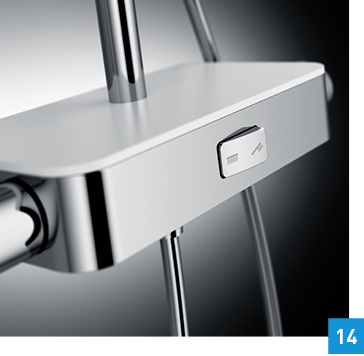 
Duscharmatur Shower-Set RS 200 AquaSwitch Thermostat von HSK: Über einen in den Armaturenkörper integrierten Kippschalter kann zwischen Hand- und Kopfbrause gewählt werden. Dazu gehört eine gläserne Abstellfläche, die als Ablage für Duschutensilien dienen kann. Eine 38 °C-Sperre, eine Kaltwasser-Stopp-Automatik sowie die SafeTouch-Konstruktionsweise des dadurch sich nicht aufheizenden Armaturenkörpers tragen zusätzlich zur Steigerung des Komforts bei.
