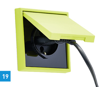 
Schalter-Serie LS 990 Les Couleurs von Jung: Die in 63 verschiedenen Farben erhältliche Serie verstärkt die Kontraste und sorgt für bessere Orientierung im Badezimmer. Innerhalb des Farbsystems lassen sich auch bunte Kombinationen schaffen: Zum Beispiel Steckdose mit Klappdeckel am Waschtisch in Gelb oder himmelblauer Wechselschalter neben einem Zwilling in Marine. So vielseitig die Möglichkeiten, so garantiert ist die Farbharmonie. Die kontrastreiche Optik komplettiert die angenehme Haptik des matten Speziallacks.
