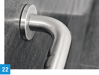 
Haltegriff IneoLine plus von Nosag: Der Griff bietet auf seiner hochglanzpolierten Sichtseite eine ansprechende Ästhetik, während auf seiner matt gebürsteten Innenseite eine angenehme Haptik entsteht. Das unterstützen ergonomische Rillen. Somit tritt der Aspekt der möglichen Hilfestellung diskret in den Hintergrund. Die zwei verschiedenen Oberflächen erhöhen den Kontrast und sorgen für eine Visualisierung der Griffkontur.
