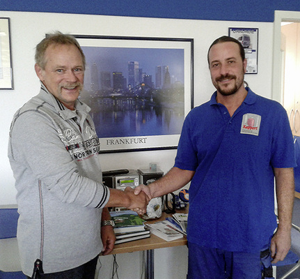 
Kappert TH-Geschäftsführer Klaus Stirmlinger (l.) begrüßt den neuen Mitarbeiter Alfonso Gaitán Giménez.



