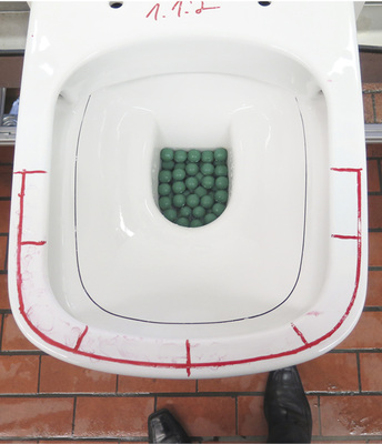 
Die 50 Kunststoffkugeln sollten Kleinteile wie Zigarettenkippen simulieren. Längst nicht alle WCs sahen bei diesem Standard-Normtest gut aus.
