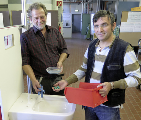 
„Knödel“, Normkugeln, Norm-WC-Papier und normales Toilettenpapier – beim SBZ-Praxistest kommt alles zum Einsatz. Die Labormeister Achim Renn und Yilmaz Alkan sind Garant für die korrekte Durchführung der Testreihe.
