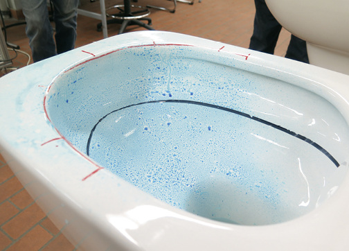 
So wurden die Becken beim Spülrandtest in der vorderen Hälfte mit Lebensmittelfarbe benetzt. Wurde die gesamte Fläche sauber gespült, gab es 100 Punkte. Je Quadratzentimeter unbespülter Fläche wurden Punkte abgezogen.
