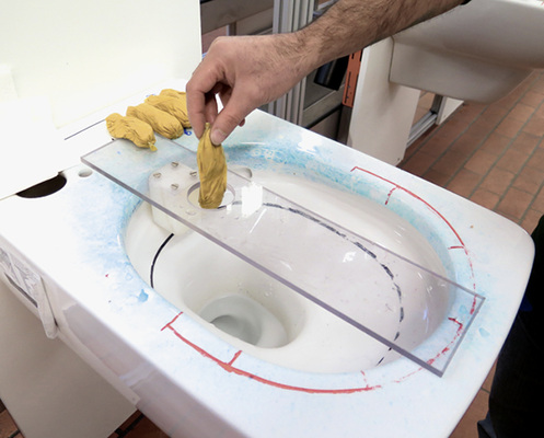 
Ausspültest mit Knödeln und Papier: Da es praxisfern ist, Papier und Prüfkörper separat zu spülen (in der DIN 997 vorgeschrieben), wurde zusätzlich ein praxisbezogener Test mit mit fünf speziellen Prüfkörpern à 50 g und 16 Blatt Papier durchgeführt. 
