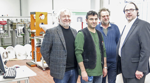 
Haben den SBZ-Praxis-Spültest an der Hochschule Esslingen konzipiert und durchgeführt (v. l.): Prof. Dr. Hans Messerschmid, Labormeister Yilmaz Alkan, Labormeister Achim Renn und SBZ-Chefredakteur Dirk Schlattmann.
