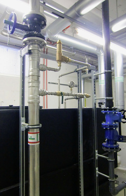 
Leckageschutzgeräte mit automatischer Absperrung der Wasserzufuhr dürfen nicht in Anlagen eingesetzt werden, in denen die Wasserversorgung nicht unterbrochen werden darf. Zuleitungen für Löschwasseranlagen oder Sicherheitseinrichtungen wie thermische Ablaufsicherungen müssen deshalb vor der Leckageschutzeinrichtung abzweigen.
