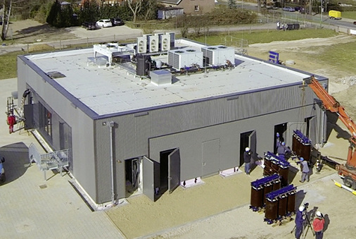 
Dieser Batteriespeicher der Wemag AG verdient sein Geld mit der Bereitstellung von Primärregelleistung. Die 5-MW-Batterie ersetzt das Regelpotenzial einer 50-MW-Turbine. 



