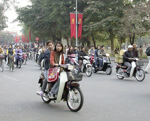 <p>
Typisch für wachsenden Wohlstand in Schwellenländern ist der Umstieg vom Fahrrad auf das Motorrad oder Auto – ein Grund für den ständig steigenden Energiebedarf.
</p>

<p>
</p> - © Bild: Margot Dertinger-Schmid

