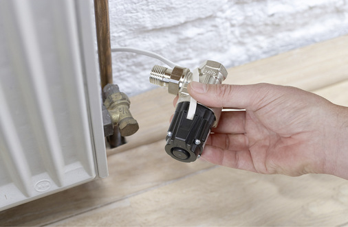 
Eine kleine Nassläufer-Umwälzpumpe wird hier anstelle der Rücklaufverschraubung an den unterversorgten Heizkörper montiert.
