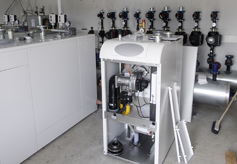 
Dank der geringen Abmessungen ließen sich die Kessel problemlos in den Heizraum einbringen und an das Wärme-verteilnetz anschließen.



