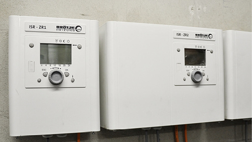 
Die Steuerung der Kessel übernimmt das Brötje-System ISR/SSR. Der kleinere Kessel mit 125 kW Nennwärmeleistung dient als Führungskessel.



