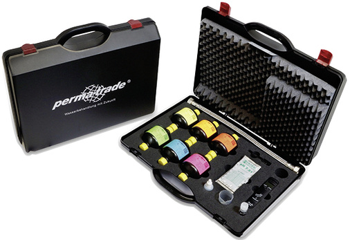 
Die Anpassung des pH-Wertes nach Aufbereitung des Heizungswassers erfolgt mithilfe der pH-Wert-Stabilisierungspatronen PT-PHI, die sich im Messkoffer mit sechs unterschiedlichen Kapazitäten befinden.
