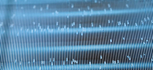 
Je nach Witterung entsteht auf den Wärmetauschern von Luft/Wasser-Wärmepumpen eine Reif- oder Eisschicht, die durch Abtauverfahren entfernt werden muss.
