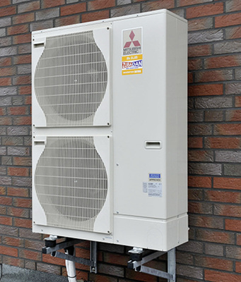 
Mit dem Erfolg von Luft/Wasser-Wärmepumpen haben sich die Aufgaben für Fachhandwerker geändert. Ein Beispiel sind Enteisungsprozesse für die Außengeräte.
