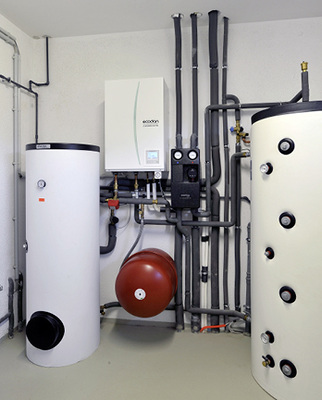 
Ein gängiges Verfahren zur Abtauung von Wärmepumpen ist der Einsatz von Energie aus einem Pufferspeicher. Der Vorteil: Keine Unterbrechung der Wärmeversorgung.
