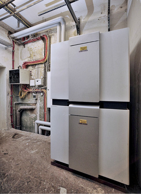 
Zwei Stiebel-Eltron-Wärmepumpen vom Typ WPF 27 HAT und WPF 40 decken die Heizungs- und Trinkwasserversorgung der Schule komplett ab.
