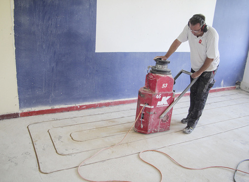 
Für die Verlegung der Fußbodenheizungsrohre wurden Rillen in den bestehenden Estrich eingefräst.
