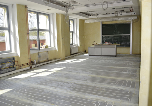 
In die eingefrästen Rillen wurden die kunststoffummantelten CTX-Kupferrohre von Wieland für die Fußbodenheizung eingebracht.
