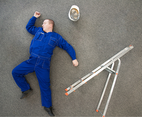 



Leitern müssen für die auszuführende Tätigkeit geeignet, standsicher und gegen Umstürzen gesichert sein.
