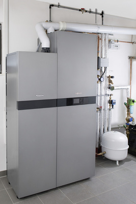 



Auch das Vitavalor-Brennstoffzellen-Heizgerät von Viessmann spricht eher Bauherren an, bei denen der Neuheitswert höher bewertet wird als die Wirtschaftlichkeit.
