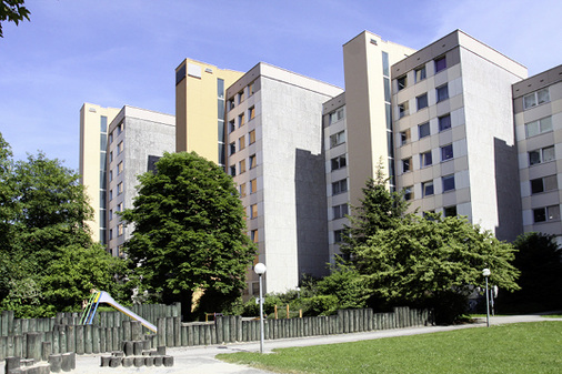 



Mieter müssen Strom, der im Wohnblock erzeugt wird, nicht abnehmen. Ohne rechtlichen Beistand ist die Vermarktung des Stroms im Mietwohnungsbau kaum möglich.
