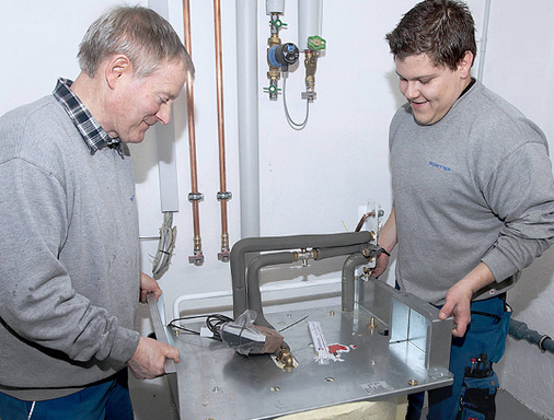 <p>
Die Mitarbeiter der Wilhelm Schetter GmbH Haustechnik richten zunächst den Pufferspeicher aus.
</p>