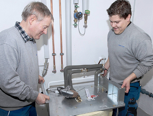 
Die Mitarbeiter der Wilhelm Schetter GmbH Haustechnik richten zunächst den Pufferspeicher aus.
