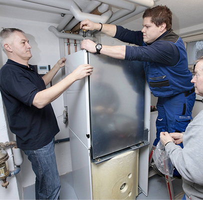 
Wenn der Pufferspeicher steht, wird das Brennstoffzellengerät von den Monteuren aufgestellt und fixiert. 
