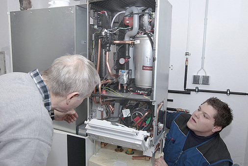 
Auf den 75-l-Schichtladespeicher wird das Gas-Brennwertgerät Logamax plus GBH172 montiert. 
