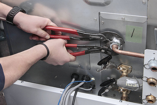 
Über die vorkonfektionierten Rohrgruppen entfallen aufwendige Verrohrungsarbeiten. Die Verbindung der Komponenten ist einfach. 
