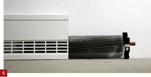 



Sockelheizleiste zur Raum- und Oberflächentemperierung in einfacher Bauform, wie sie auch in Wohnbereichen gelegentlich eingesetzt wird.
