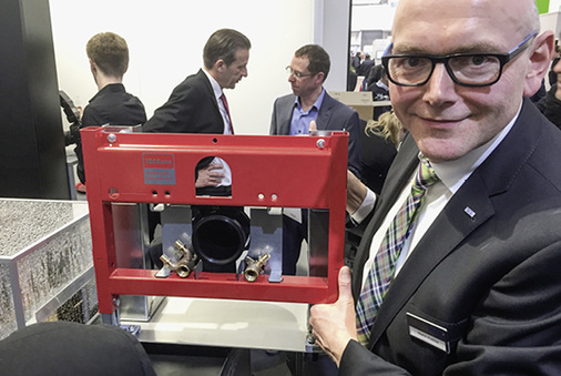 
Überraschung am Tece-Stand. Der Vorwandspezialist bietet jetzt ein Dusch-WC zum Preis von ca. 1000 Euro an, das direkt mit Warmwasser (hier das Anschlussteil) aus dem Leitungssystem arbeitet. 
