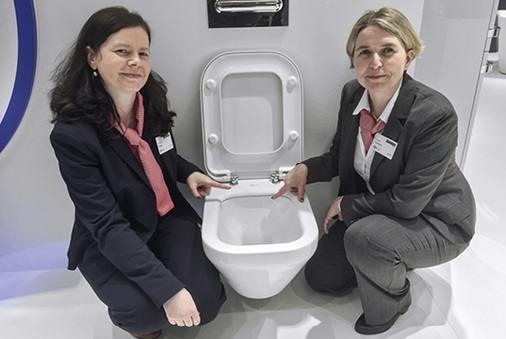 
Mit seiner neuen Aquablade-Technologie stellt Ideal Standard eine Weiterentwicklung der wasserspülenden Toilette vor. Ein Kanalsystem ermöglicht den lückenlosen Wasserstrom.
