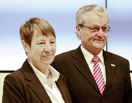 
Prominenz auf der Bühne: Bundesumweltministerin Barbara Hendricks machte nach der Messeeröffnung Station am ZVSHK-Stand und wurde von Präsident Manfred Stather begrüßt.
