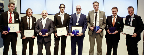 
Top-Design und herausragende Barrierefrei-Funktion (v. r.): Als Gewinner des Produkt-Awards 2015 nehmen Repräsentanten von Hansgrohe, Hewi, FSB, Geberit sowie Oventrop ihre Auszeichnungen entgegen.
