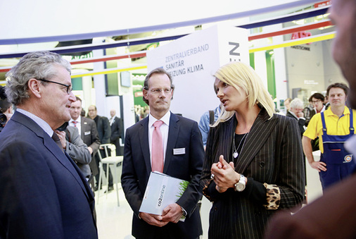 
Gern gesehener Gast: Franziska van Almsick, Botschafterin für das gute Bad, im Gespräch mit ZV-Präsident Manfred Stather (l.) und Verleger Christopher Strobel.
