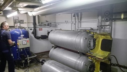 
Drei Boiler mit einem Fassungsvermögen von 1500 l mussten in einer Wohnanlage wegen fortschreitender Verkalkung ersetzt werden. Auf warmes Wasser mussten die Mieter während der Bauarbeiten aber nicht verzichten.
