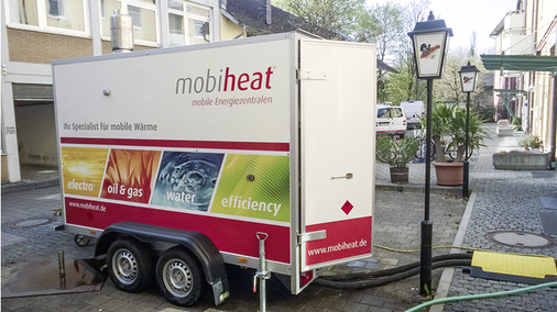 
Nach der Positionierung des Heizmobils konnte der Anschluss über einen Kellerschacht an die Frischwasserstation sowie an das vorhandene Heizsystem erfolgen. 
