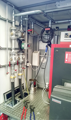 
Durch die aufklappbare Bodenöffnung werden die flexiblen druck- und hitzebeständigen Schläuche aus dem Heizmobil geführt. Die Heizzentrale kann sowohl mit Öl als auch mit Gas betrieben werden.
