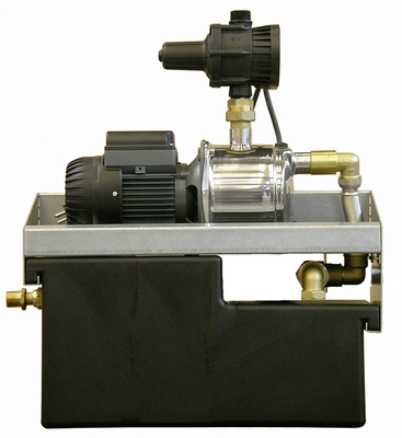 
Abbildung einer DVGW-zertifizierten Sicherheitstrennstation ohne Abdeckung: zentrales Element ist die mehrstufige, automatisch geschaltete Druckerhöhungsanlage, die die Druckhaltung im nachgelagerten Versorgungsnetz absichert.
