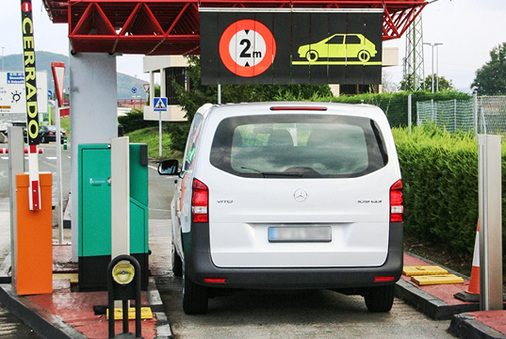 



Knapp unter 2 m Dachhöhe: Der kompakte Transporter – hier der neue Mercedes Vito – hat Vorteile in beengten Straßen, bei Maut-Beschränkungen oder findet Einlass in manche Tiefgarage.
