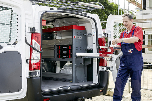



Werkstattausrüstung: Auch unter dem Flachdach lässt sich ein Servicefahrzeug professionell einrichten (hier der Toyota ProAce), sodass Werkzeug und Material mit einem Griff erreichbar sind.
