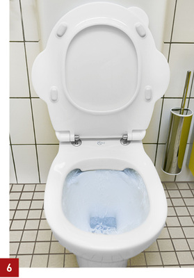 
6 Festhalten am WC-Sitz: Contour 21 Schools von Ideal Standard ist auf die Bedürfnisse von kleinen Kindern abgestimmt.

